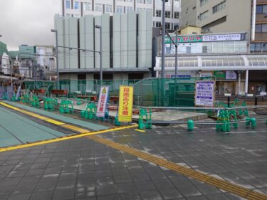 福井駅東西広場に恐竜ロボット設置の様子②　2023.12