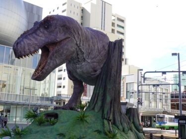 福井駅東西広場に恐竜ロボット設置の様子④　2024.2